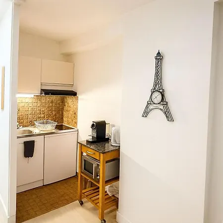 Kennedy 5 Min A Pied De La Tour Eiffel Paris